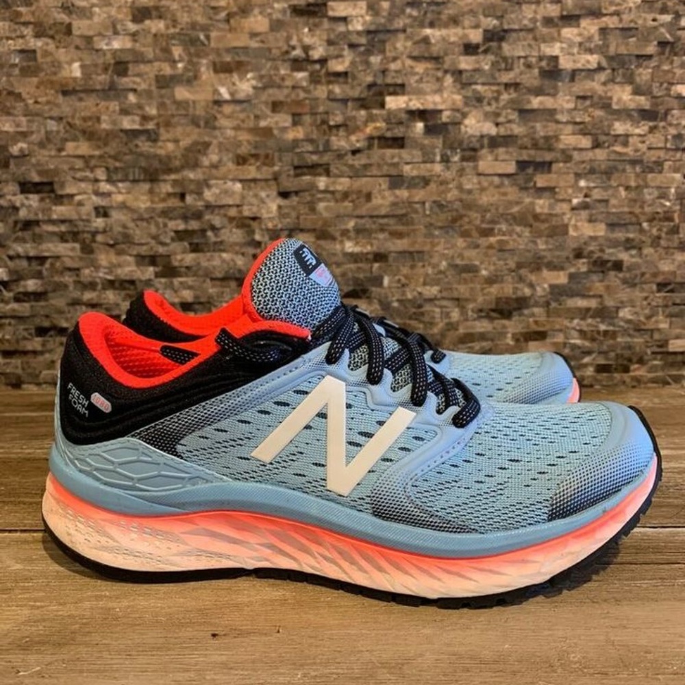New Balance Women size 9 - Fresh Foam 1080 V8 Running Shoe. EUC